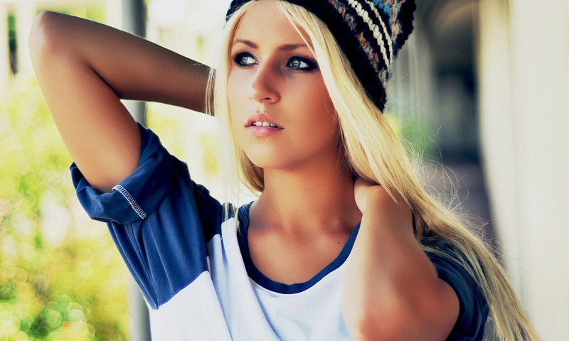 Обои девушка, блондинка, взгляд, шапка, girl, blonde, look, hat разрешение 1920x1359 Загрузить