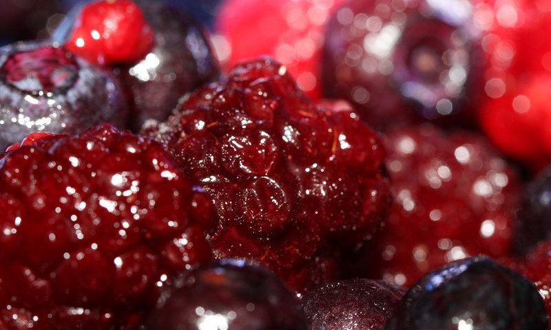 Обои макро, малина, ягоды, вишня, macro, raspberry, berries, cherry разрешение 1920x1200 Загрузить