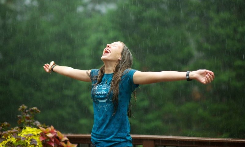 Обои девушка, настроение, радость, дождь, волосы, мокрая, girl, mood, joy, rain, hair, wet разрешение 1920x1200 Загрузить