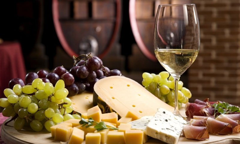 Обои виноград, бокал, сыр, вино, белое, grapes, glass, cheese, wine, white разрешение 1920x1200 Загрузить