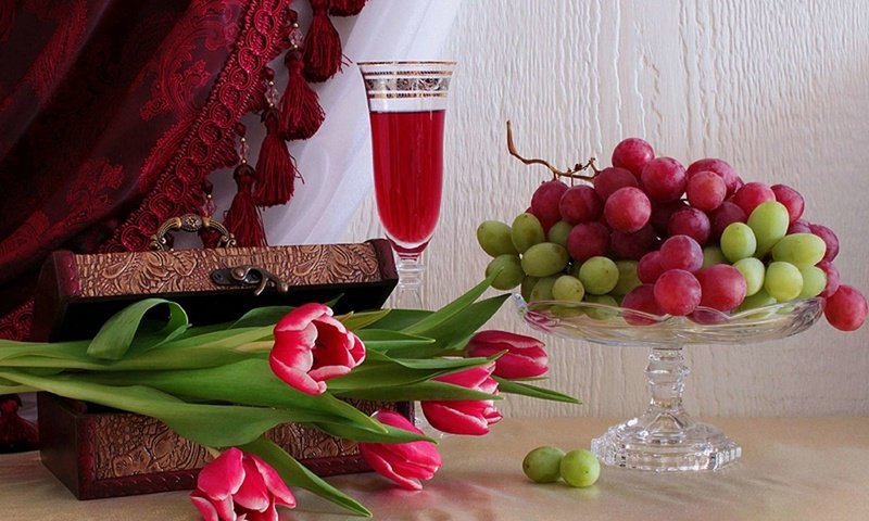 Обои виноград, тюльпаны, вино, grapes, tulips, wine разрешение 1920x1200 Загрузить