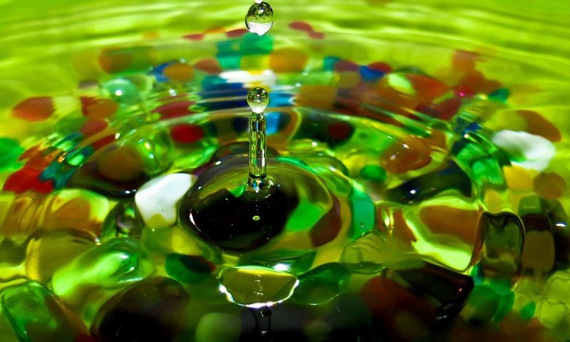 Обои вода, капля, стекло, цветные, камушки, water, drop, glass, colored, stones разрешение 1920x1200 Загрузить