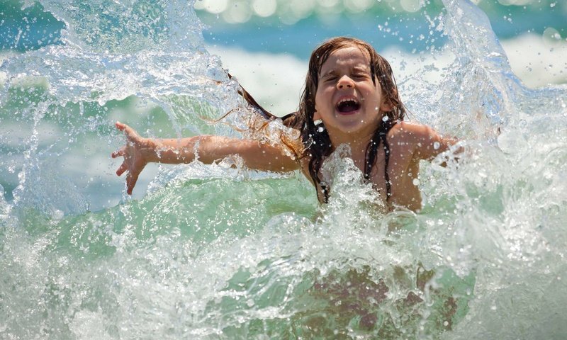 Обои море, радость, девочка, ребенок, купание, sea, joy, girl, child, bathing разрешение 1920x1200 Загрузить
