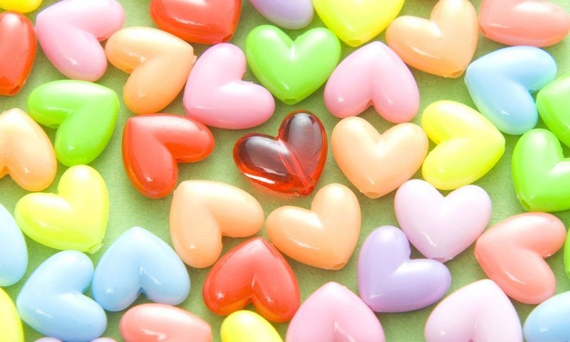 Обои макро, фон, разноцветные, сердечки, бусинки, macro, background, colorful, hearts, beads разрешение 1920x1200 Загрузить
