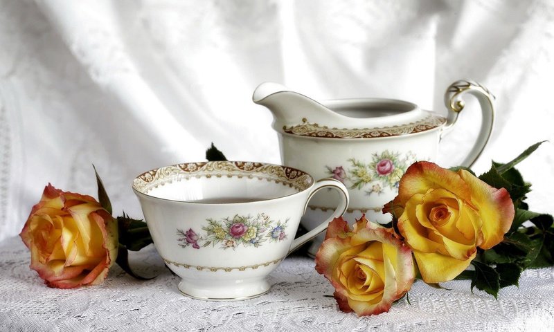 Обои розы, роза, кружка, чашка, чай, натюрморт, скатерть, roses, rose, mug, cup, tea, still life, tablecloth разрешение 1920x1200 Загрузить