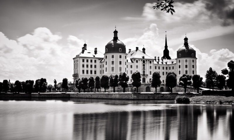 Обои город, чёрно-белое, архитектура, здание, the city, black and white, architecture, the building разрешение 2560x1600 Загрузить