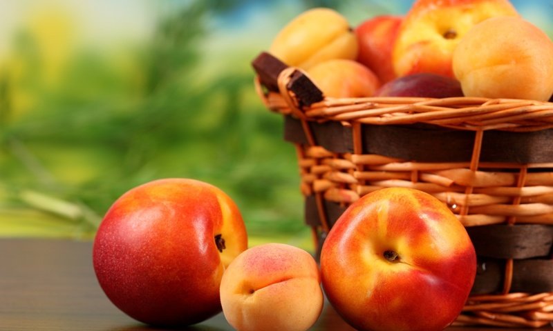 Обои фрукты, корзина, плоды, персики, абрикосы, нектарин, fruit, basket, peaches, apricots, nectarine разрешение 2560x1600 Загрузить