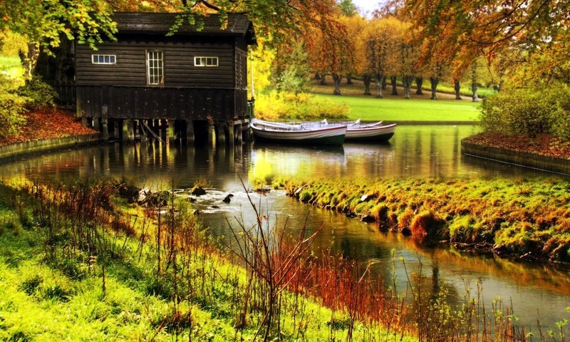 Обои деревья, природа, осень, лодки, домик, небольшая речка, trees, nature, autumn, boats, house, a small river разрешение 1920x1200 Загрузить