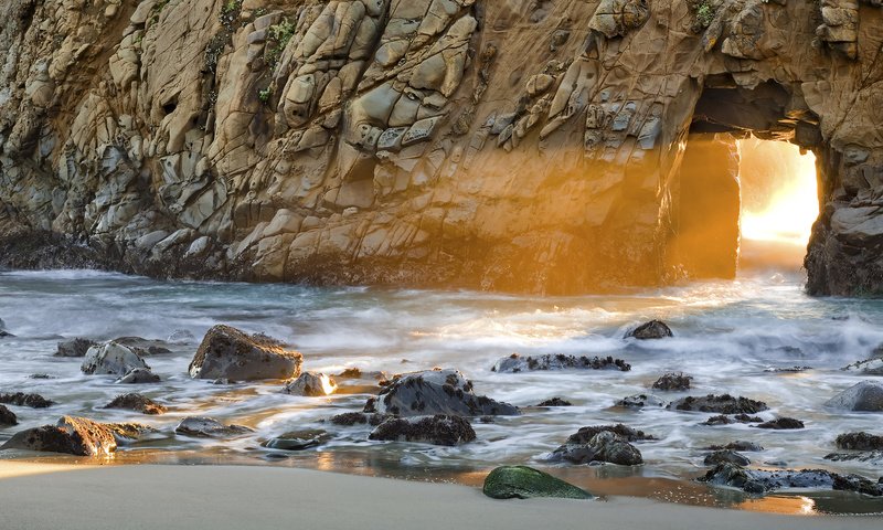 Обои свет, скалы, камни, океан, арка, луч солнца, light, rocks, stones, the ocean, arch, a ray of sunshine разрешение 1920x1080 Загрузить