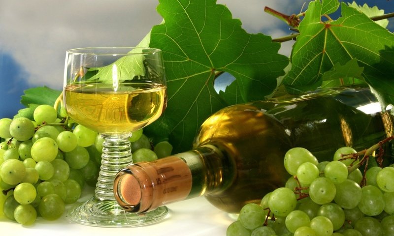 Обои виноград, бокал, вино, бутылка, гроздь, белое вино, grapes, glass, wine, bottle, bunch, white wine разрешение 2560x1600 Загрузить