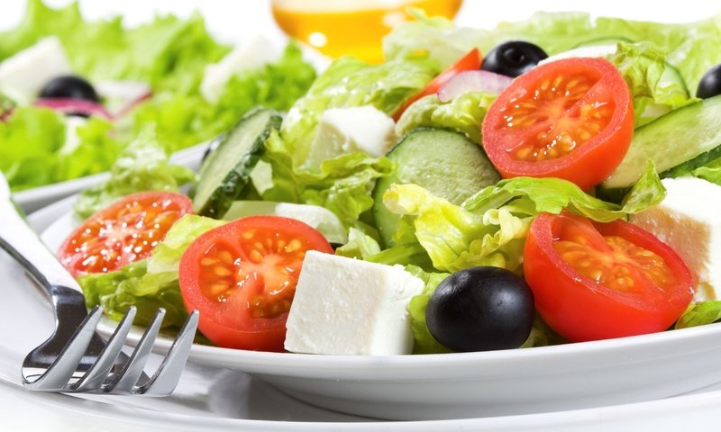 Обои помидоры, салат, маслины, огурцы, греческий, сыр фета, лук-шалот, tomatoes, salad, olives, cucumbers, greek, feta cheese, shallots разрешение 2560x1600 Загрузить