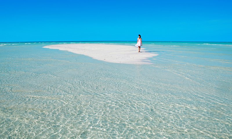 Обои девушка, море, пляж, остров, тропики, мальдивы, girl, sea, beach, island, tropics, the maldives разрешение 5616x3744 Загрузить