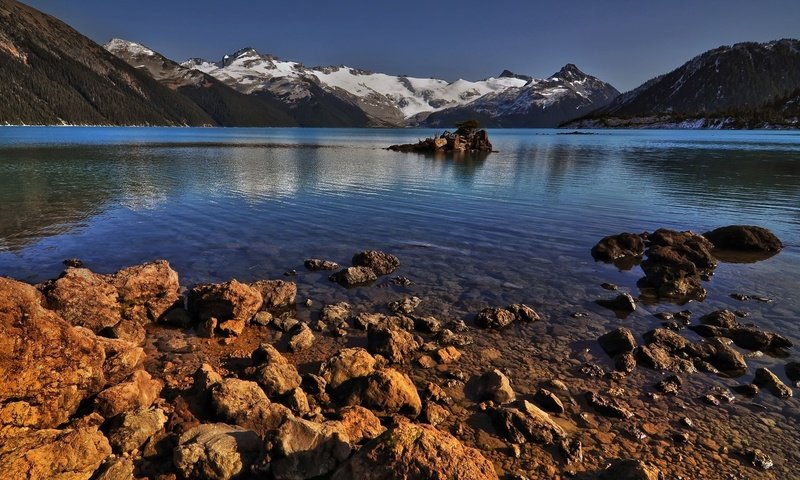 Обои вода, озеро, горы, снег, камни, лес, water, lake, mountains, snow, stones, forest разрешение 1920x1200 Загрузить