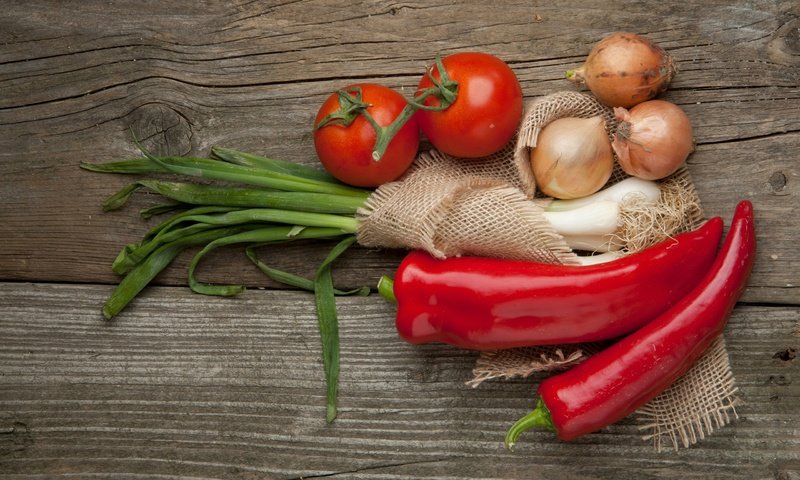 Обои лук, овощи, натюрморт, перец, томаты, bow, vegetables, still life, pepper, tomatoes разрешение 2560x1600 Загрузить
