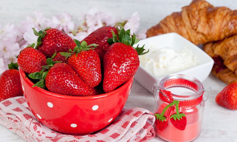 Обои цветы, ягода, клубника, миска, сметана, круассаны, flowers, berry, strawberry, bowl, sour cream, croissants разрешение 2560x1600 Загрузить