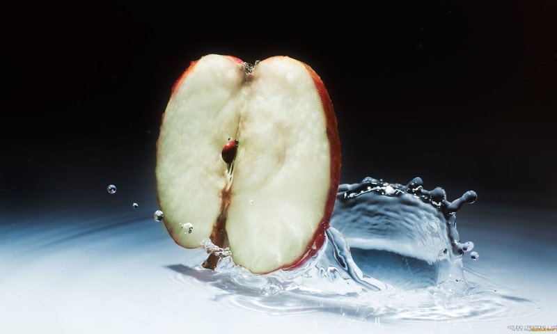 Обои вода, капли, фрукты, брызги, яблоко, половинка, water, drops, fruit, squirt, apple, half разрешение 2000x1125 Загрузить