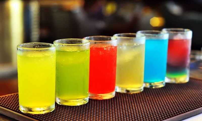 Обои разноцветные, напитки, коктейли, стаканы, colorful, drinks, cocktails, glasses разрешение 2560x1701 Загрузить