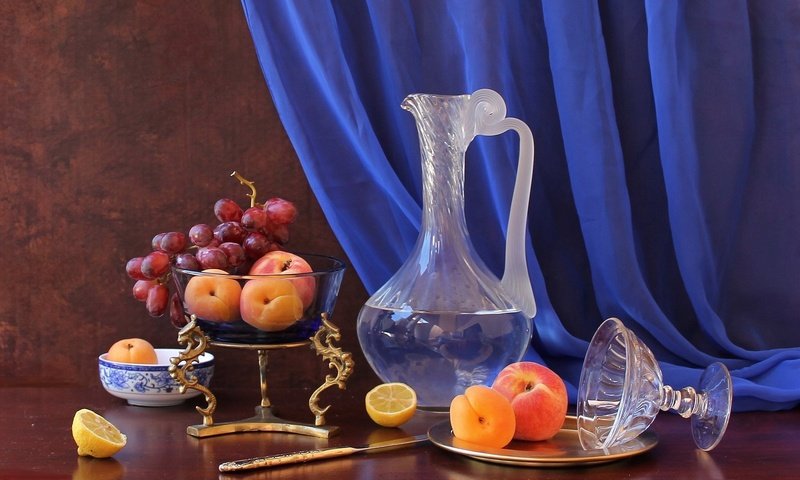 Обои виноград, фрукты, лимон, натюрморт, графин, абрикосы, рюмка, grapes, fruit, lemon, still life, decanter, apricots, glass разрешение 2048x1389 Загрузить