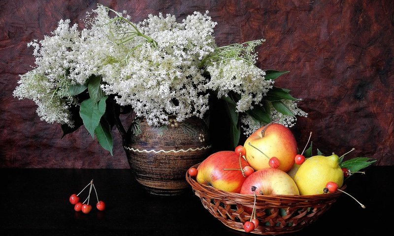 Обои цветы, натюрморт, ягода, фрукты, черешня, лимон, темный фон, яблоко, ваза, flowers, still life, berry, fruit, cherry, lemon, the dark background, apple, vase разрешение 2048x1371 Загрузить