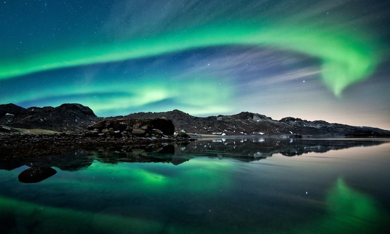 Обои небо, ночь, горы, скалы, море, северное сияние, northern lights winter, the sky, night, mountains, rocks, sea, northern lights разрешение 1920x1080 Загрузить