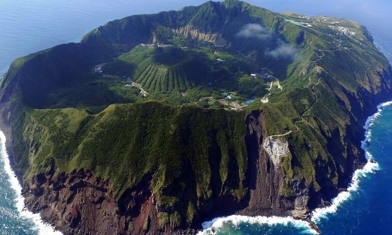 Обои япония, вулканический остров аогасима, japan, volcanic island aogashima разрешение 1920x1080 Загрузить