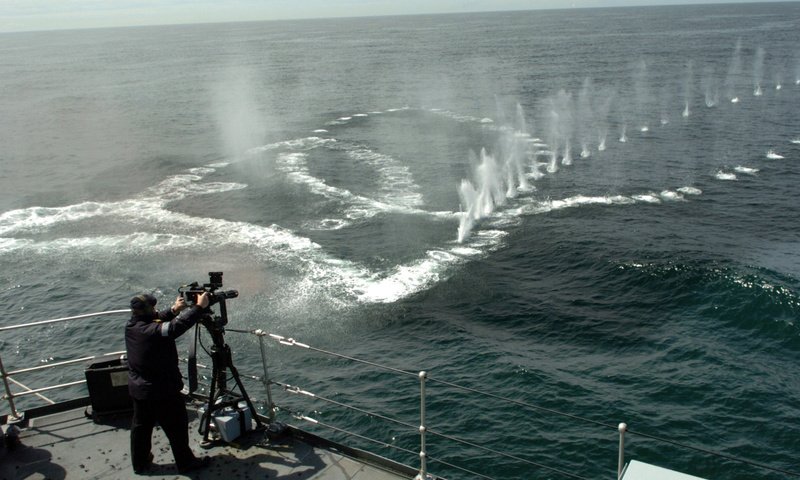 Обои корабль, пулемет, палуба, выстрелы, по, воде, ship, machine gun, deck, shots, at, water разрешение 1920x1080 Загрузить