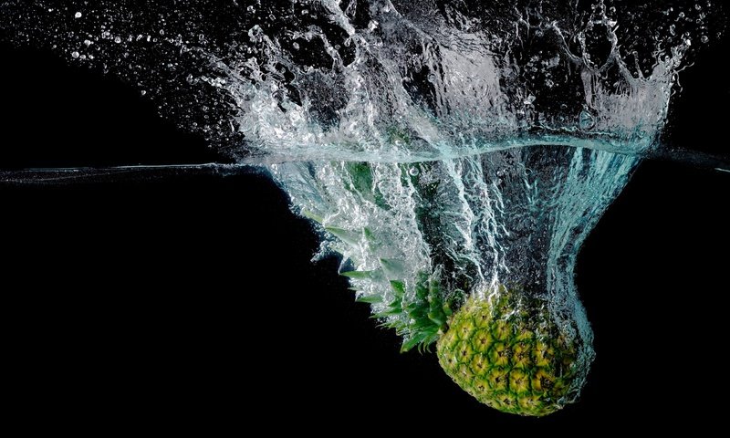 Обои вода, макро, брызги, черный фон, фрукт, ананас, water, macro, squirt, black background, fruit, pineapple разрешение 2560x1600 Загрузить