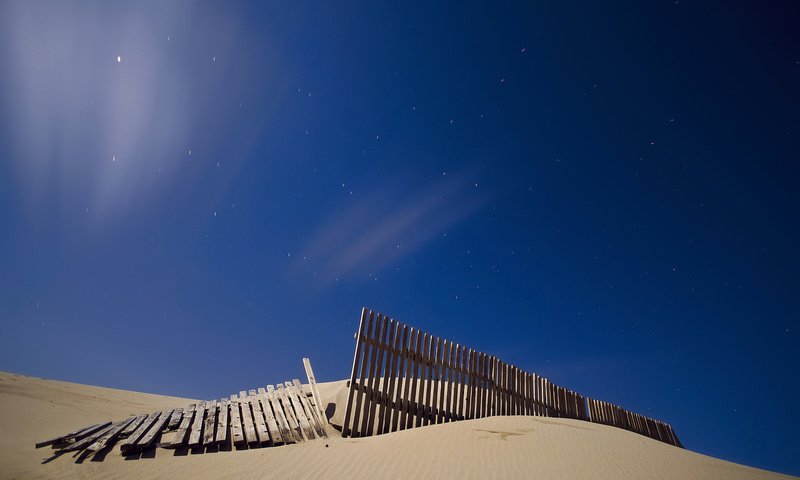 Обои небо, ночь, звезды, песок, забор, the sky, night, stars, sand, the fence разрешение 1920x1200 Загрузить