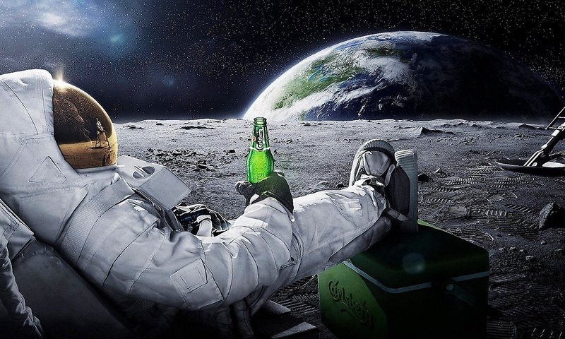 Обои космонавт бухает на луне, astronaut thumps on the moon разрешение 2560x1440 Загрузить