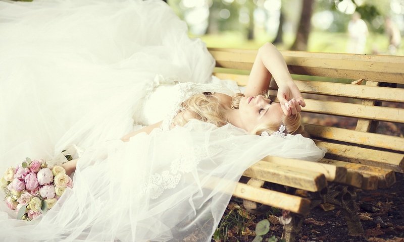 Обои цветы, блондинка, скамейка, букет, фата, flowers, blonde, bench, bouquet, veil разрешение 1920x1200 Загрузить