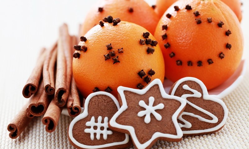Обои новый год, корица, апельсины, праздник, печенье, декорации, new year, cinnamon, oranges, holiday, cookies, the scenery разрешение 2560x1600 Загрузить