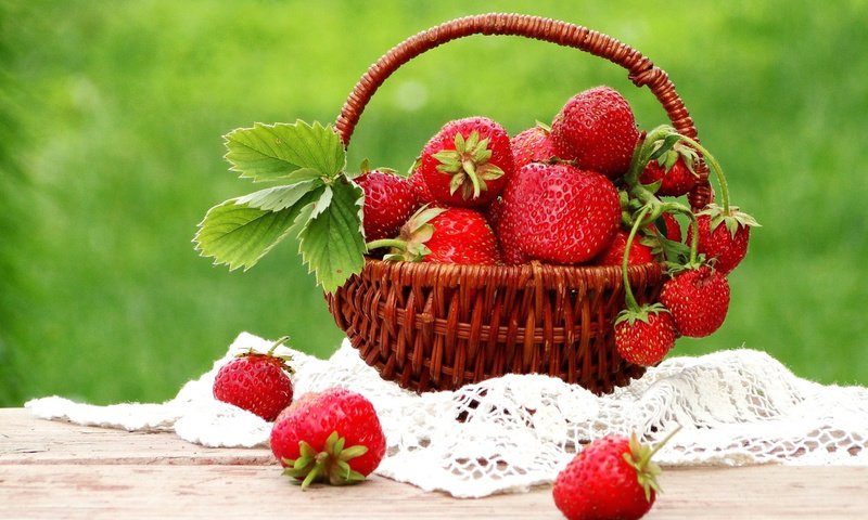 Обои клубника, ягоды, салфетка, корзинка, strawberry, berries, napkin, basket разрешение 2000x1330 Загрузить