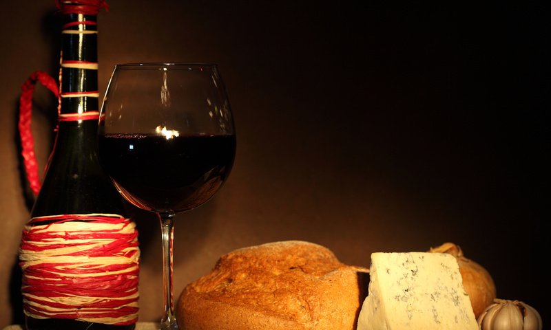 Обои бокал, лук, сыр, хлеб, вино, бутылка, красное, чеснок, glass, bow, cheese, bread, wine, bottle, red, garlic разрешение 1920x1080 Загрузить