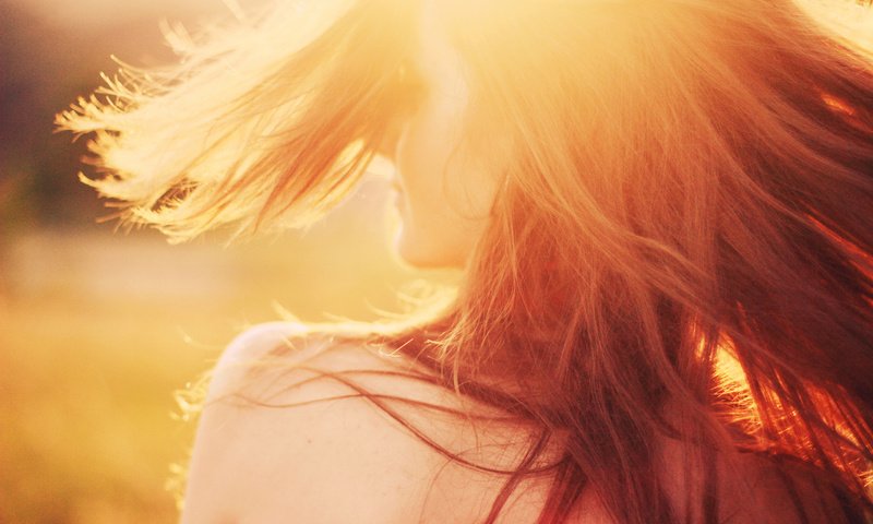 Обои солнце, девушка, движение, волосы, настроения, the sun, girl, movement, hair, mood разрешение 2560x1600 Загрузить