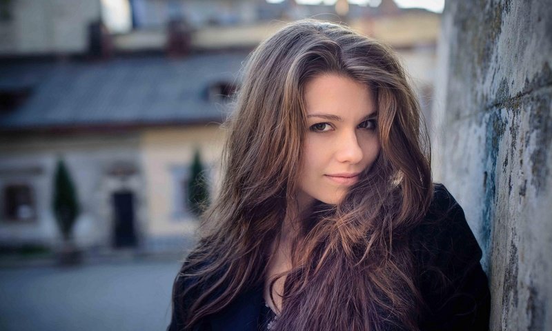 Обои брюнетка с красивым личиком и милой улыбкой., brunette with a beautiful face and a sweet smile. разрешение 1920x1280 Загрузить