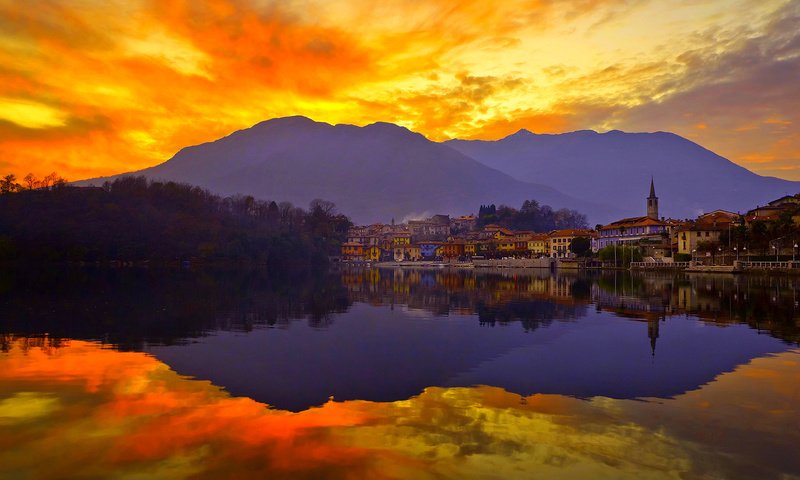 Обои небо, озеро, горы, закат, отражение, город, италия, the sky, lake, mountains, sunset, reflection, the city, italy разрешение 1920x1200 Загрузить