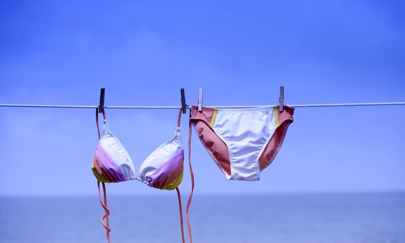 Обои купальник на бельевой веревке, swimsuit on the clothesline разрешение 1920x1200 Загрузить