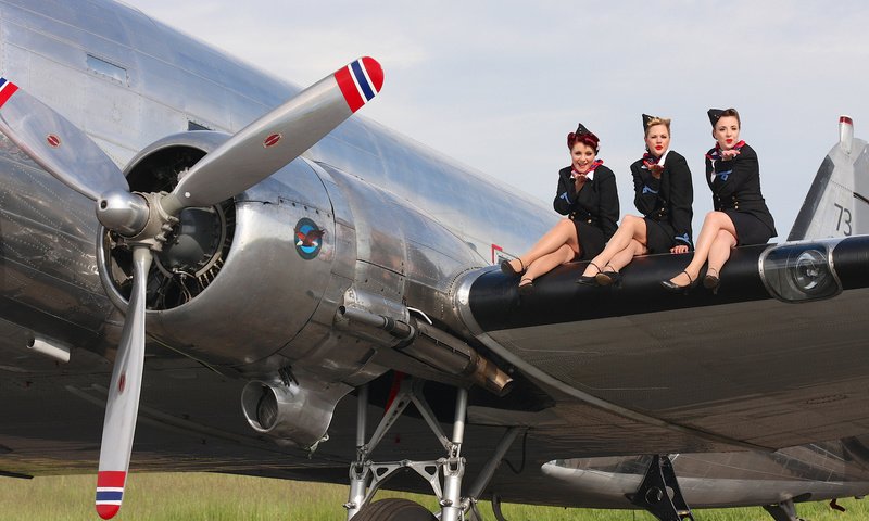 Обои взгляд, девушки, секси, классная, военной самолёт, look, girls, sexy, cool, military aircraft разрешение 1920x1200 Загрузить