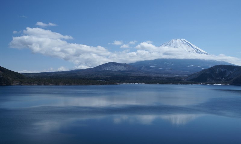 Обои облака, озеро, гора, япония, фудзияма, clouds, lake, mountain, japan, fuji разрешение 1920x1200 Загрузить