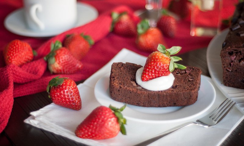 Обои еда, клубника, ягоды, сладкое, торт, десерт, пирожное, food, strawberry, berries, sweet, cake, dessert разрешение 1920x1200 Загрузить