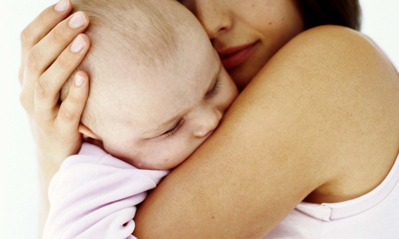 Обои мама, объятия, спящий малыш, mom, hugs, sleeping baby разрешение 1920x1200 Загрузить
