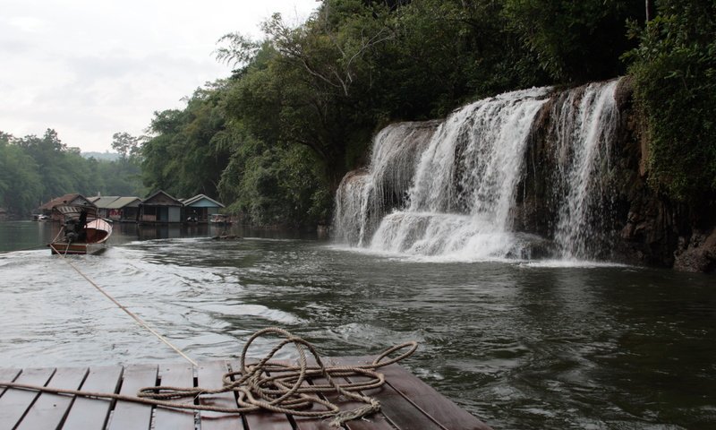 Обои вода, река, природа, водопад, домики, плот, канат, катер, water, river, nature, waterfall, houses, the raft, rope, boat разрешение 2560x1600 Загрузить