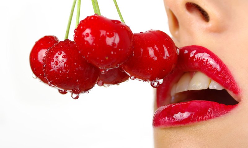 Обои девушка, черешня, губы, ягоды, вишня, красная помада, капли воды, girl, cherry, lips, berries, red lipstick, water drops разрешение 2560x1600 Загрузить
