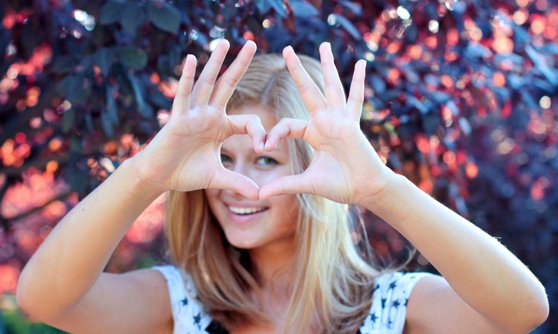 Обои девушка, блондинка, сердечко, любовь, руки, жесты, girl, blonde, heart, love, hands, gestures разрешение 3000x2000 Загрузить