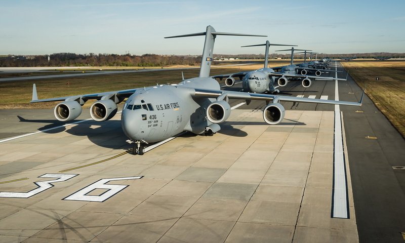 Обои самолеты, аэродром, c-17 globemaster iii, aircraft, the airfield разрешение 1920x1200 Загрузить