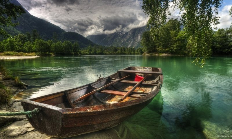 Обои небо, облака, деревья, река, горы, лодка, the sky, clouds, trees, river, mountains, boat разрешение 2560x1440 Загрузить