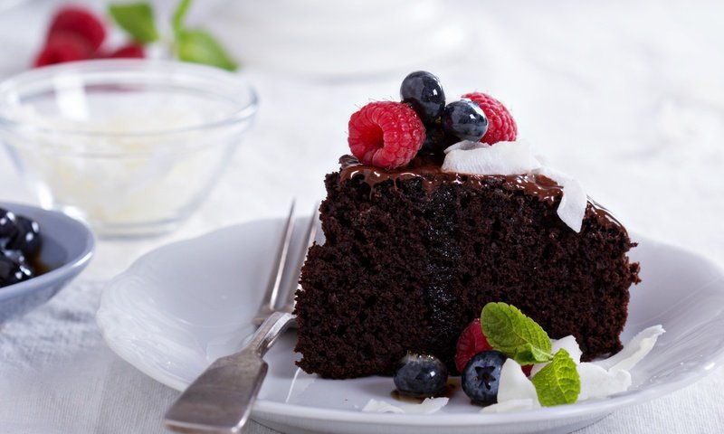 Обои выпечка, вегетарианский шоколадный торт с ягодами и ко, vegan chocolate cake with berries and coconut, pastries, cakes, vegetarian chocolate cake with berries and co разрешение 2880x1800 Загрузить