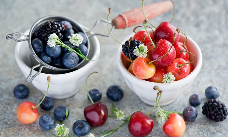 Обои лето, черешня, ягоды, черника, посуда, ежевика, anna verdina, summer, cherry, berries, blueberries, dishes, blackberry разрешение 1920x1200 Загрузить