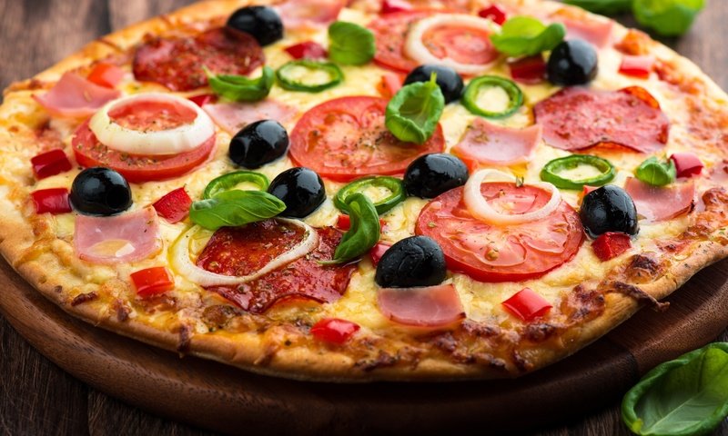 Обои помидоры, пицца, маслины, блюдо, тесто, салями, ветчина, tomatoes, pizza, olives, dish, the dough, salami, ham разрешение 7056x4696 Загрузить