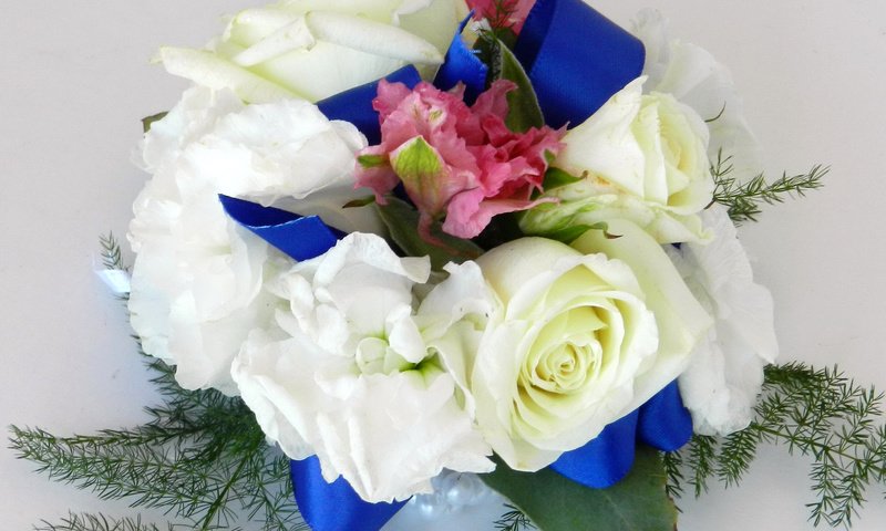 Обои красивый букет цветов, с синей ленточкой, a beautiful bouquet of flowers, with light blue ribbon разрешение 2048x1536 Загрузить